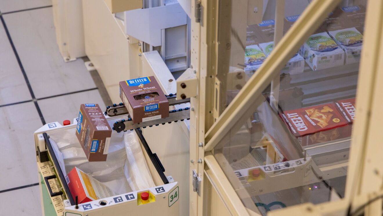 Automated conveyor system sorting packaged food products